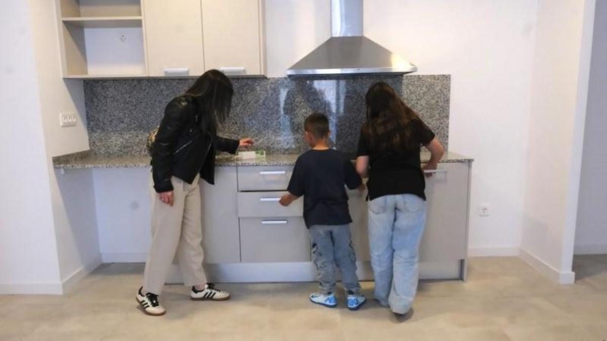 Entrega de viviendas protegidas de alquiler de una promoción en la calle Soler i Cortada de Cornellà.