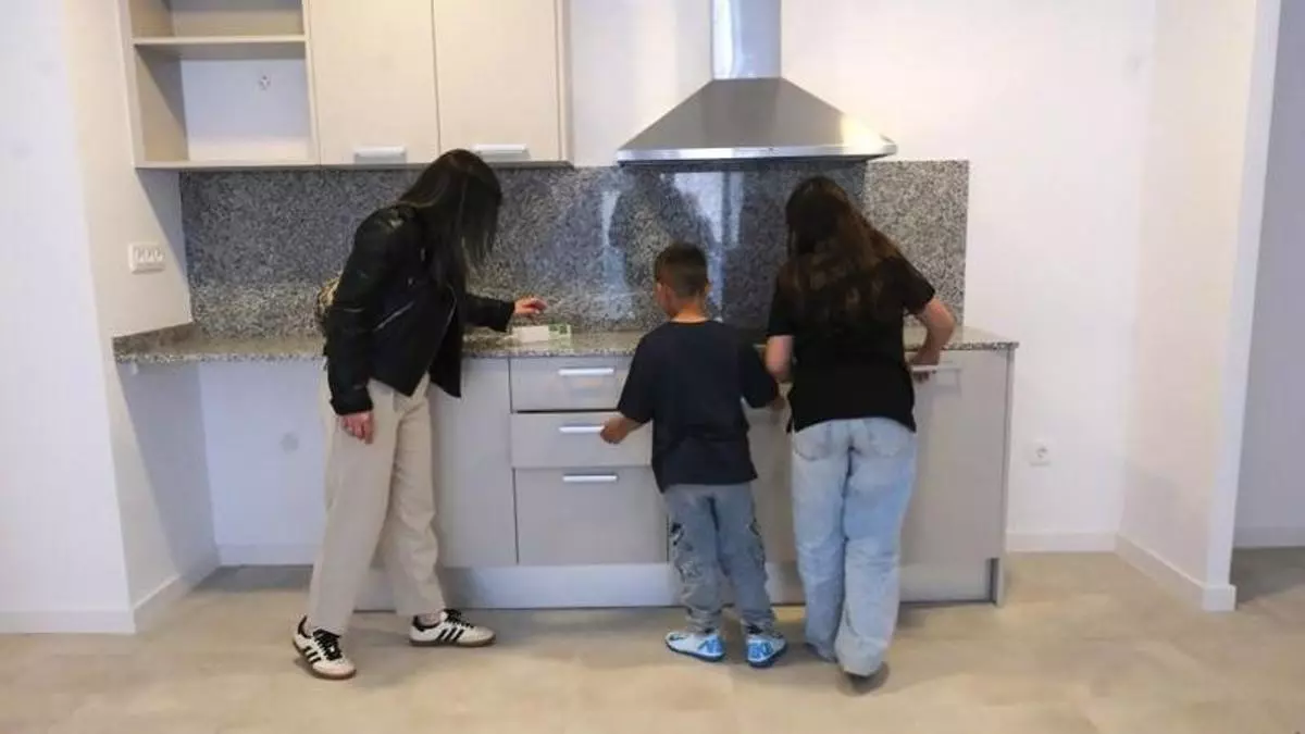 Entregadas las llaves a familias de Cornellà de 53 viviendas protegidas de alquiler en la calle Soler i Cortada