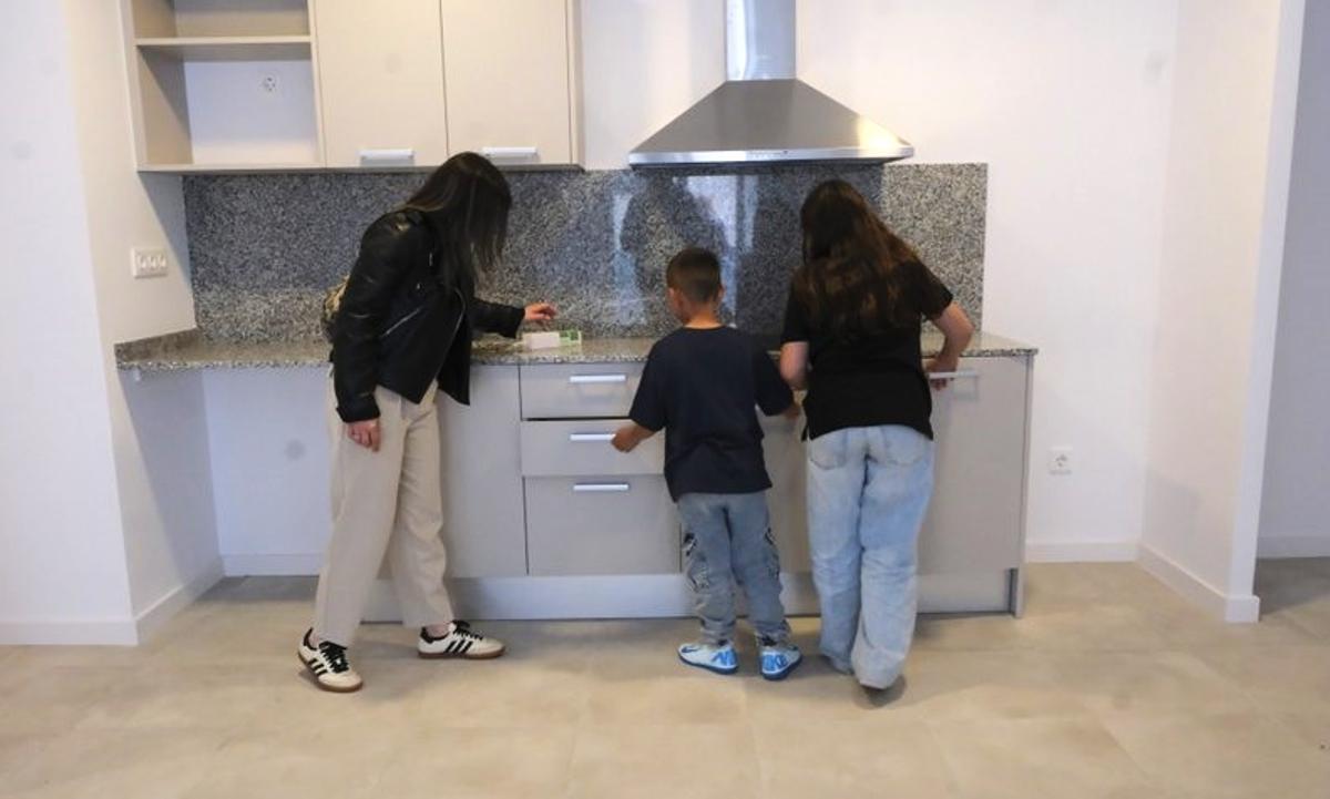 Entrega de viviendas protegidas de alquiler de una promoción en la calle Soler i Cortada de Cornellà.