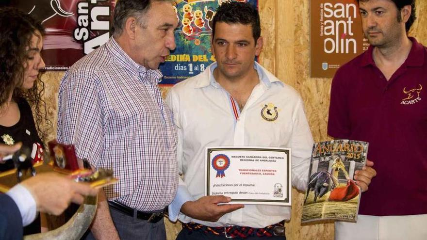 El concejal Óscar Marcos, segundo por la derecha, recoge el premio al Ayuntamiento saucano.