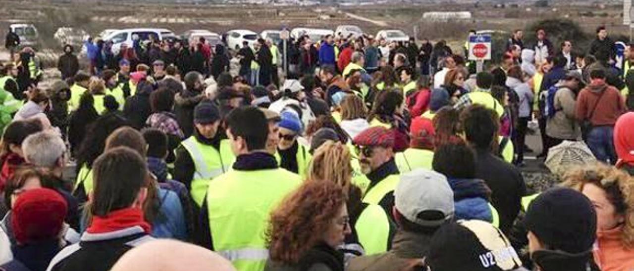 Una marcha masiva redobla la presión sobre el Consell para frenar la planta de la Pobla