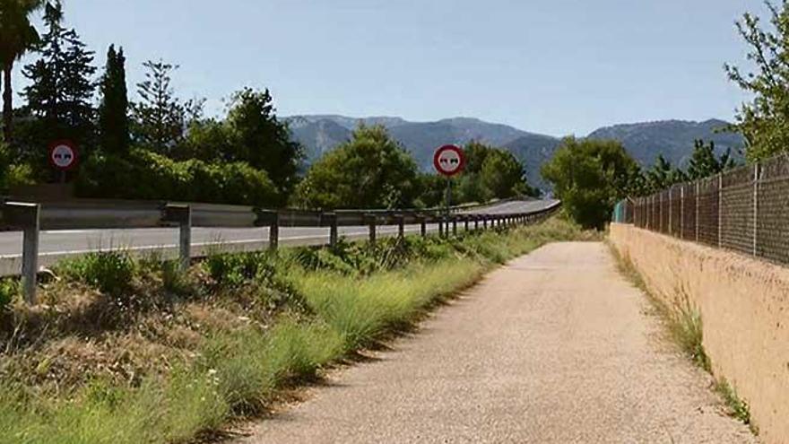 Una vista de la carretera que une Consell y Alaró, donde se sitúa la casa que ha originado quejas vecinales por sus fiestas.