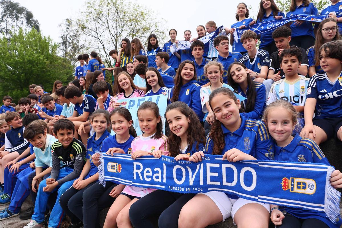 EN IMÁGENES: Los alumnos del colegio École se visten de azul para apoyar al Real Oviedo