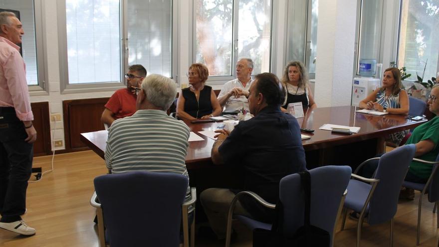 Reunión de toda la corporación municipal, con la alcaldesa, Susana Marqués, presidiendo la mesa de políticos.