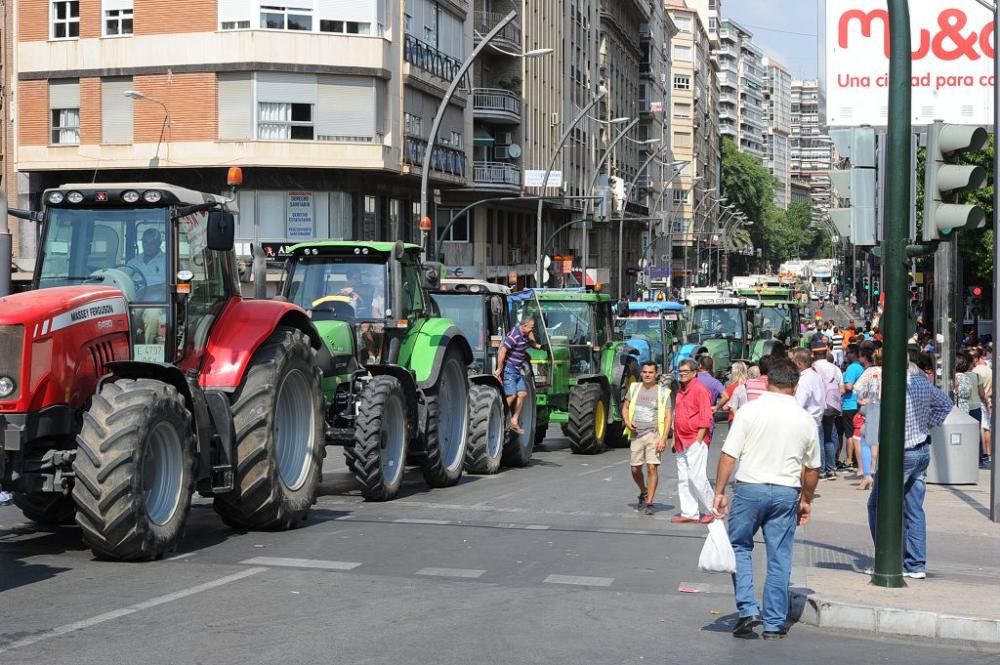 La Gran Vía de Murcia, paralizada por los agricultores