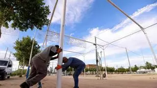 El Ayuntamiento de Córdoba inicia la instalación de toldos en El Arenal para la Feria de 2026