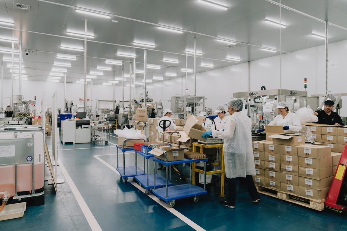 Una de las líneas de producción de la empresa Mixer, líder en el sector de colonias.