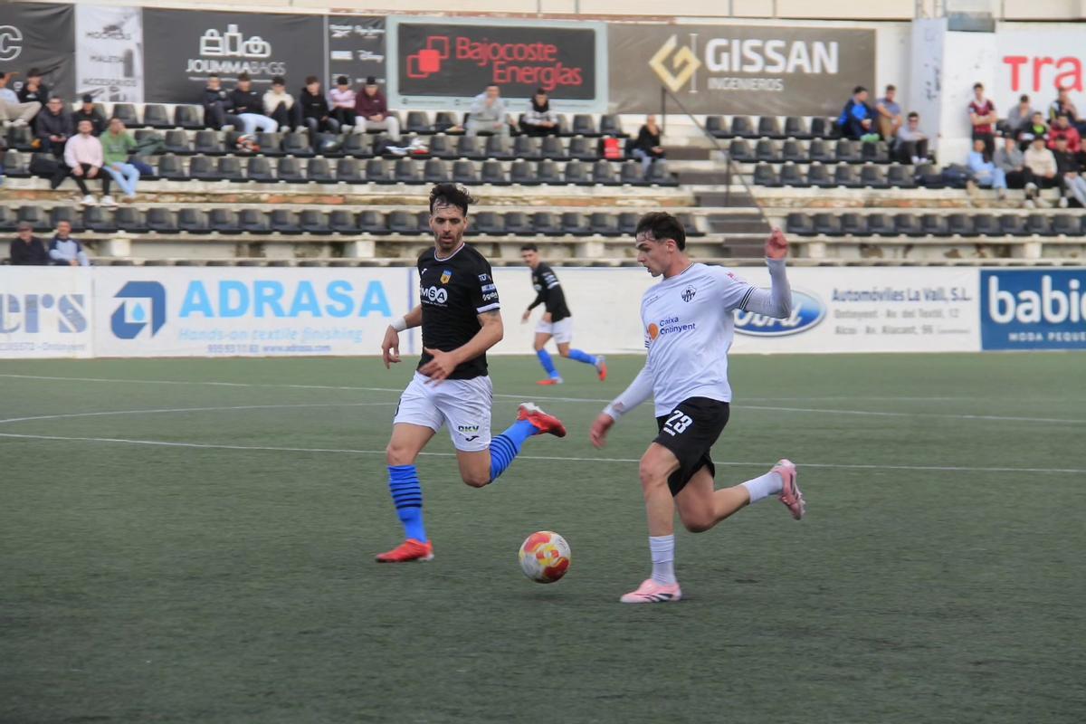 El Ontinyent conduce el balón ante un rival del Buñol, en el partido en el Clariano.