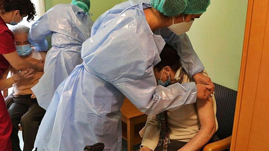 Asturias, la región que más rápido vacuna en geriátricos, comienza con los sanitarios