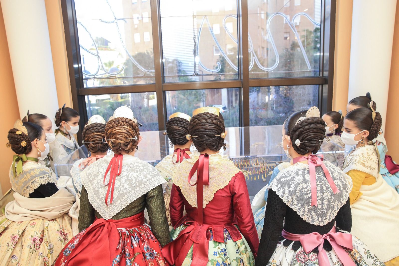 Falleras mayores y cortes recuperan el moño único... y unos segundos sin mascarilla