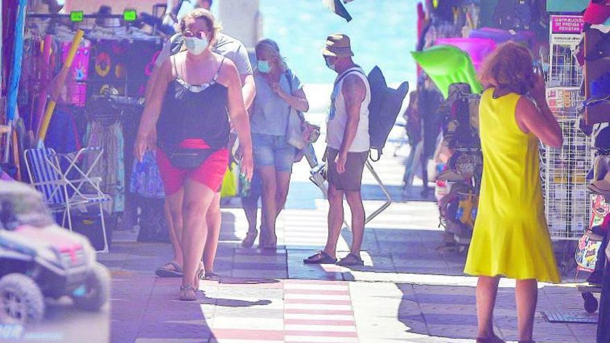 Turistas en Maspalomas, en Gran Canaria. | | JOSÉ CARLOS GUERRA