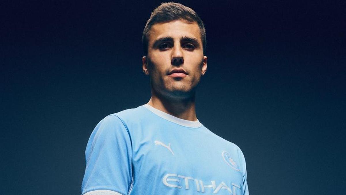 Rodri presenta la equipación 26-27 del City.
