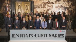 Collboni durante el acto de entrega de las distinciones este miércoles en el Saló de Cent del Ayuntamiento de Barcelona