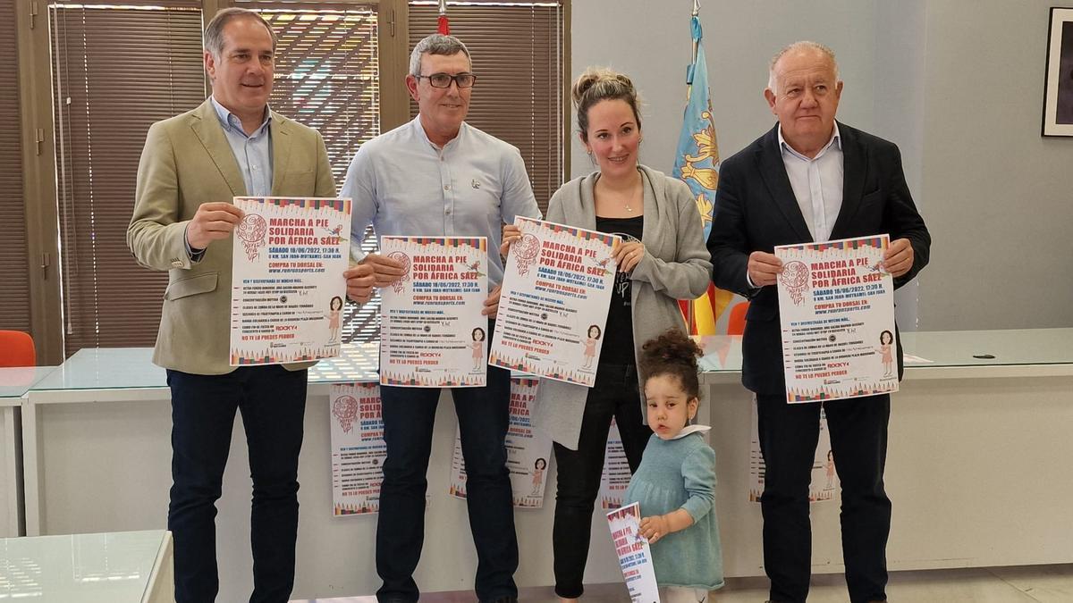 Presentación del reto solidario por África, en primer plano junto a su madre, del deportista Ángel Doménech y los alcaldes de Sant Joan y Mutxamel.