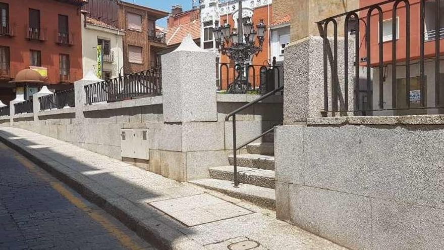 Colocadas todas la bolas de granito de la plaza Corrillo de San Nicolás