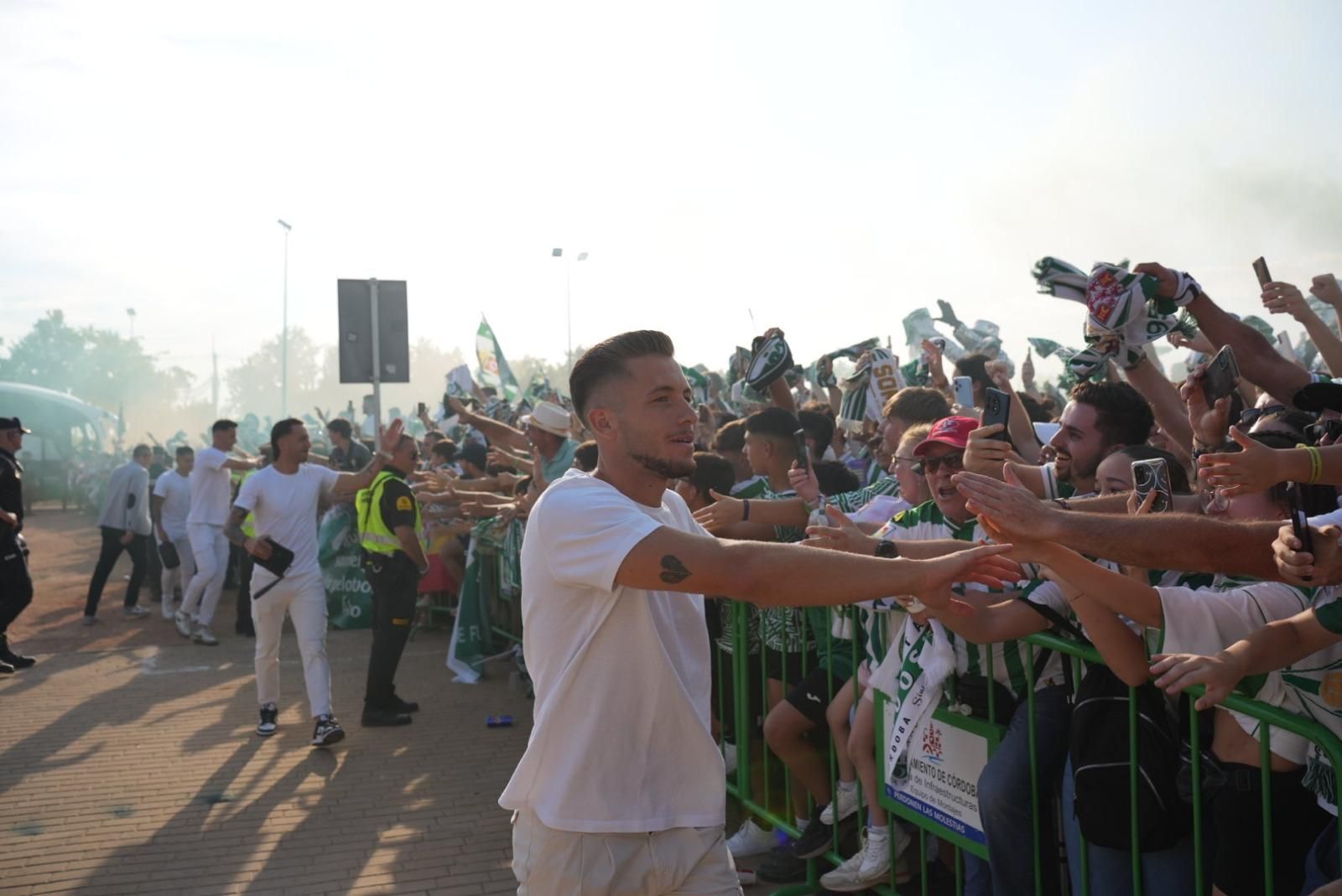 Así recibió la afición del Córdoba CF al autobús del equipo en El Arenal
