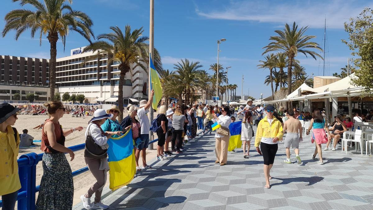Cadena humana en apoyo a Ucrania, en Alicante.