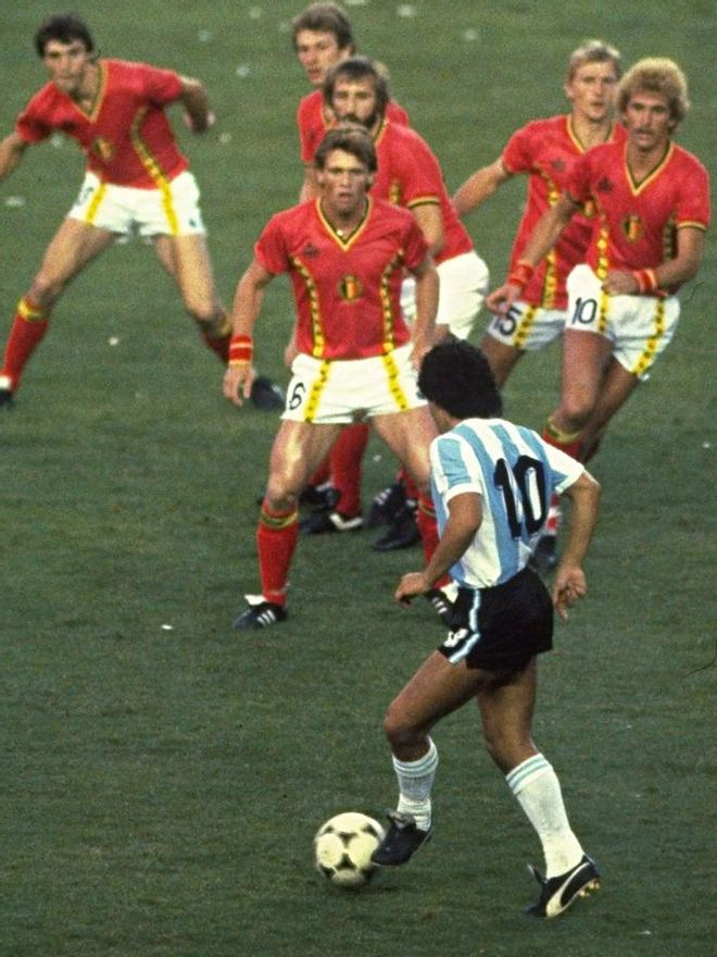 Maradona rodeado de rivales de Bélgica en el Mundial de 1986 en México