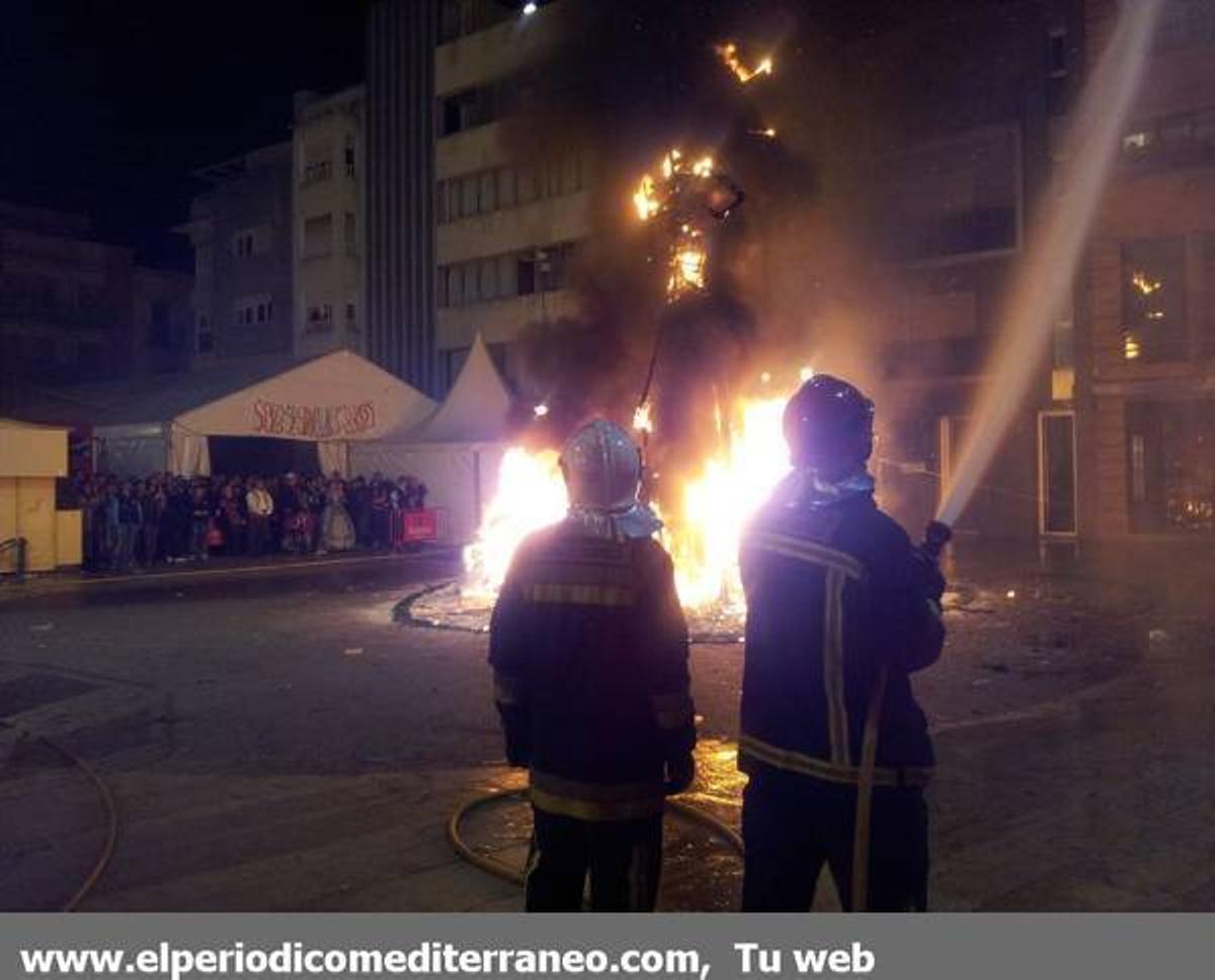 GALERÍA DE FOTOS - El fuego devora las fallas de la provincia.