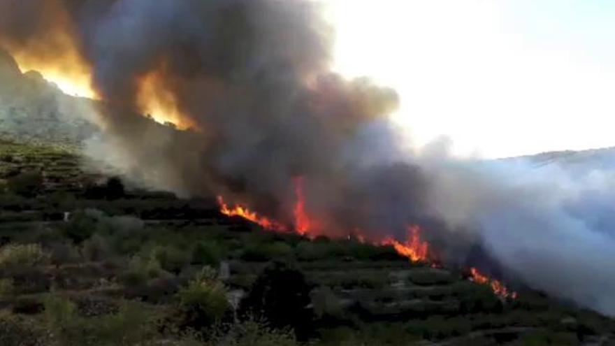 Declarado un incendio en la Vall de la Gallinera, a la altura de Benissivà