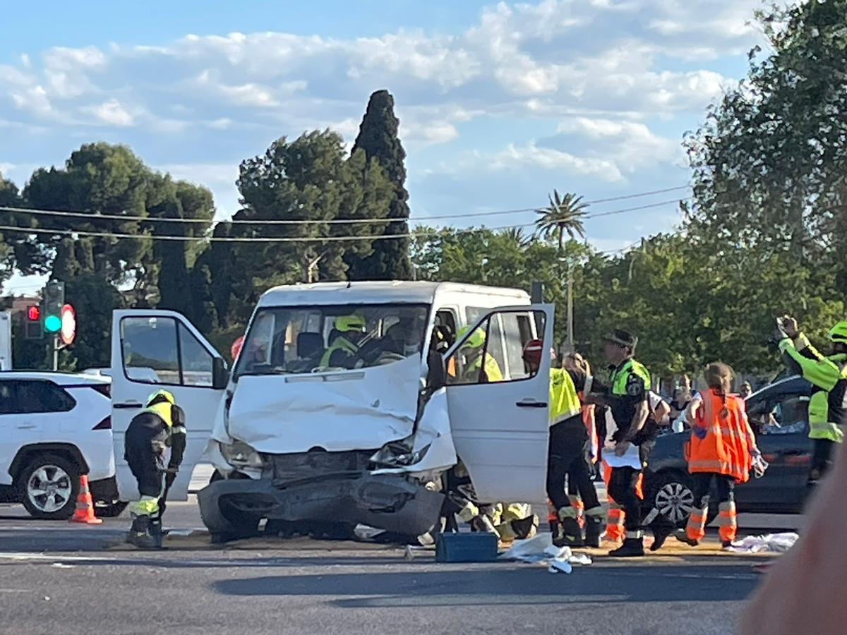 Estado en el que ha quedado la furgoneta implicada en el accidente