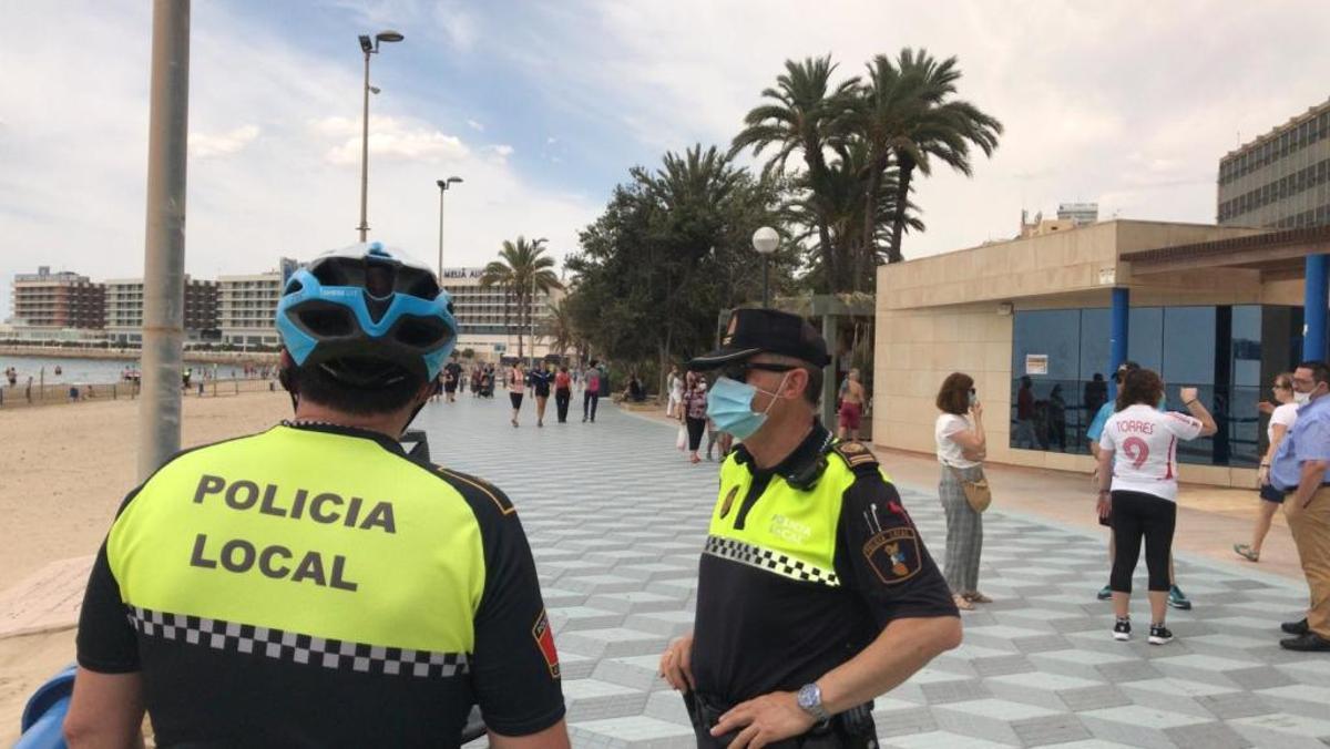 Disueltos cinco botellones y sancionados ocho establecimientos de hostelería en Alicante este fin de semana