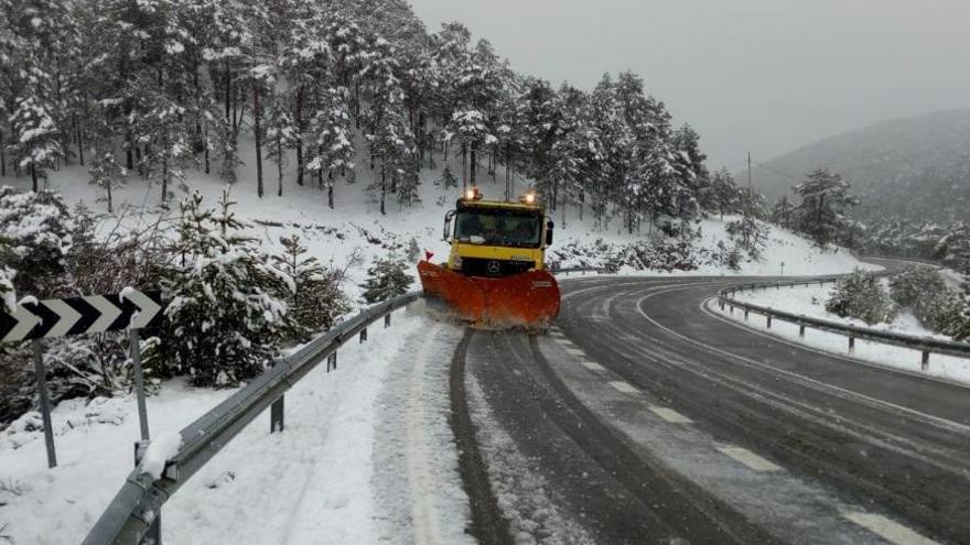 Máquinas de nieve en las carreteras de Aragón