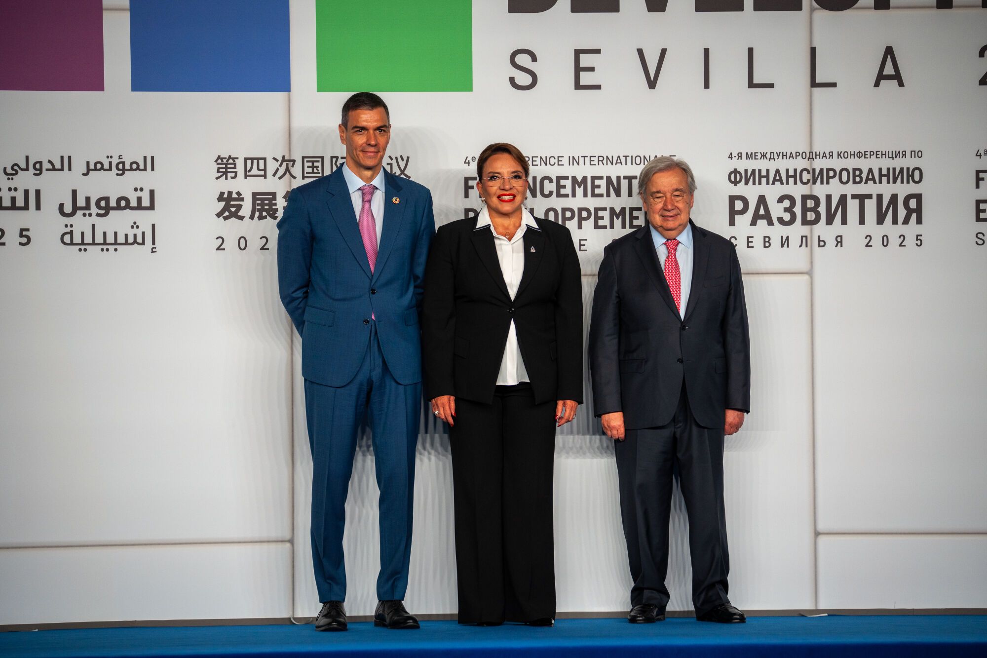 El presidente del gobierno, Pedro Sánchez (i) y el presidente de la ONU, António Guterres (d) reciben a los mandatarios. A 30 de junio de 2025 en Sevilla, Andalucía (España). En el Palacio de Congresos y Exposiciones de Sevilla (FIBES) ha tenido lugar la foto oficial con los jefes de Estado y de Gobierno que participan en la IV Conferencia Internacional sobre la Financiación para el Desarrollo de la ONU. En este acto institucional, se da la bienvenida a los mandatarios que intervienen en esta cumbre global centrada en los retos económicos y financieros del desarrollo sostenible. 30 JUNIO 2025 Francisco J. Olmo / Europa Press 30/06/2025. ANTONIO  GUTERRES;PEDRO SÁNCHEZ PÉREZ-CASTEJÓN;Francisco J. Olmo;
