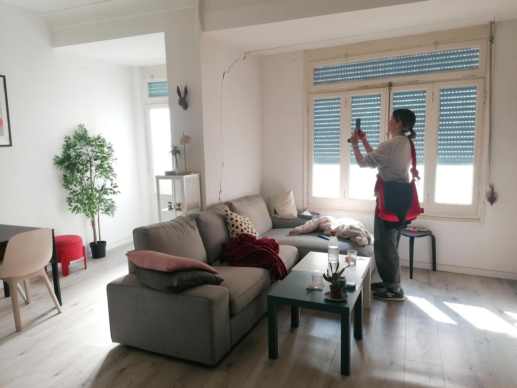 Grietas en el salón de la vivienda ubicado sobre las cocinas del bingo