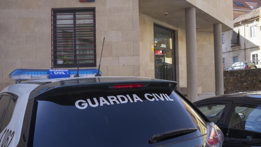 Un vehículo de la Guardia Civil en los juzgados de Benavente.