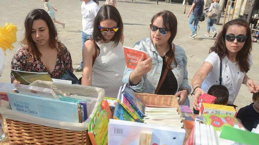 Asistentes a la feria, que incluyó descuentos. // Rafa Vázquez