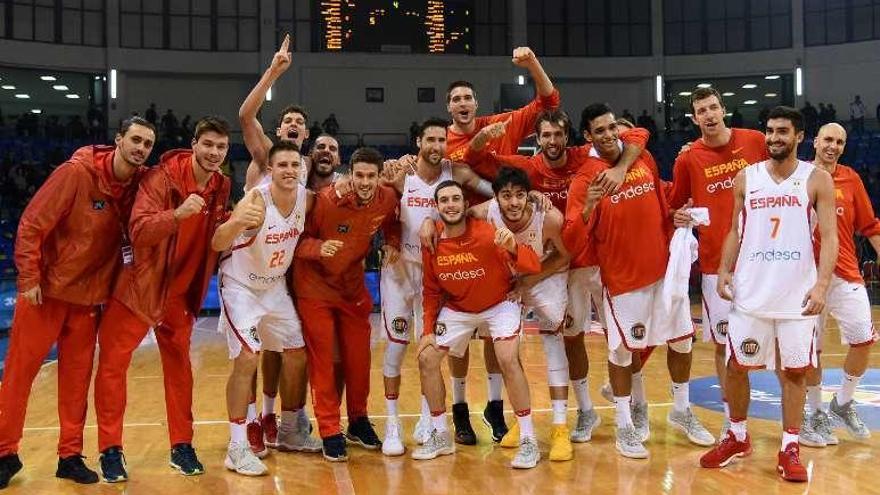 Los internacionales españoles, tras ganar a Montenegro. // Efe