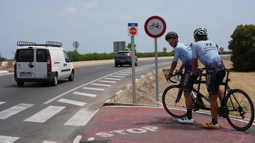 Los ciclistas, en pie de guerra al tener prohibido circular por la autovía CV-18 entre Castelló y Nules