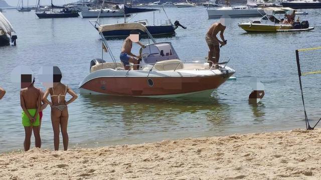 Barcos que invaden la zona de playas en Santa Marta.