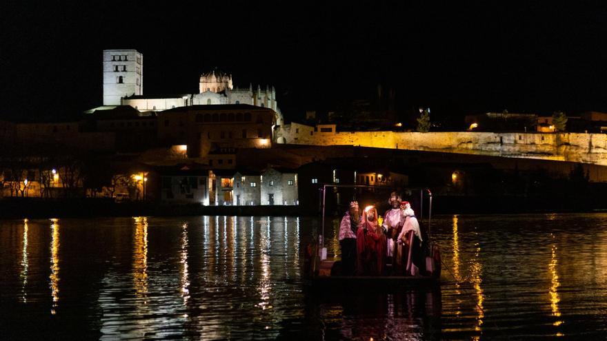 GALERÍA | Así fue la llegada anticovid de los Reyes Magos a Zamora, sin cabalgata y sin niños, pero con la misma ilusión