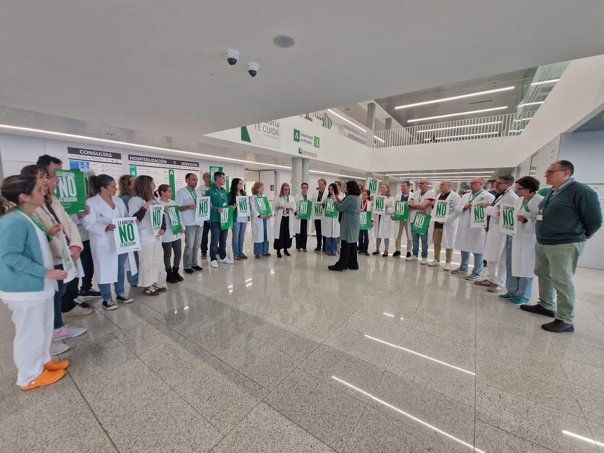 Profesionales sanitarios se han concentrado esta mañana en las puertas principales del centro sanitario