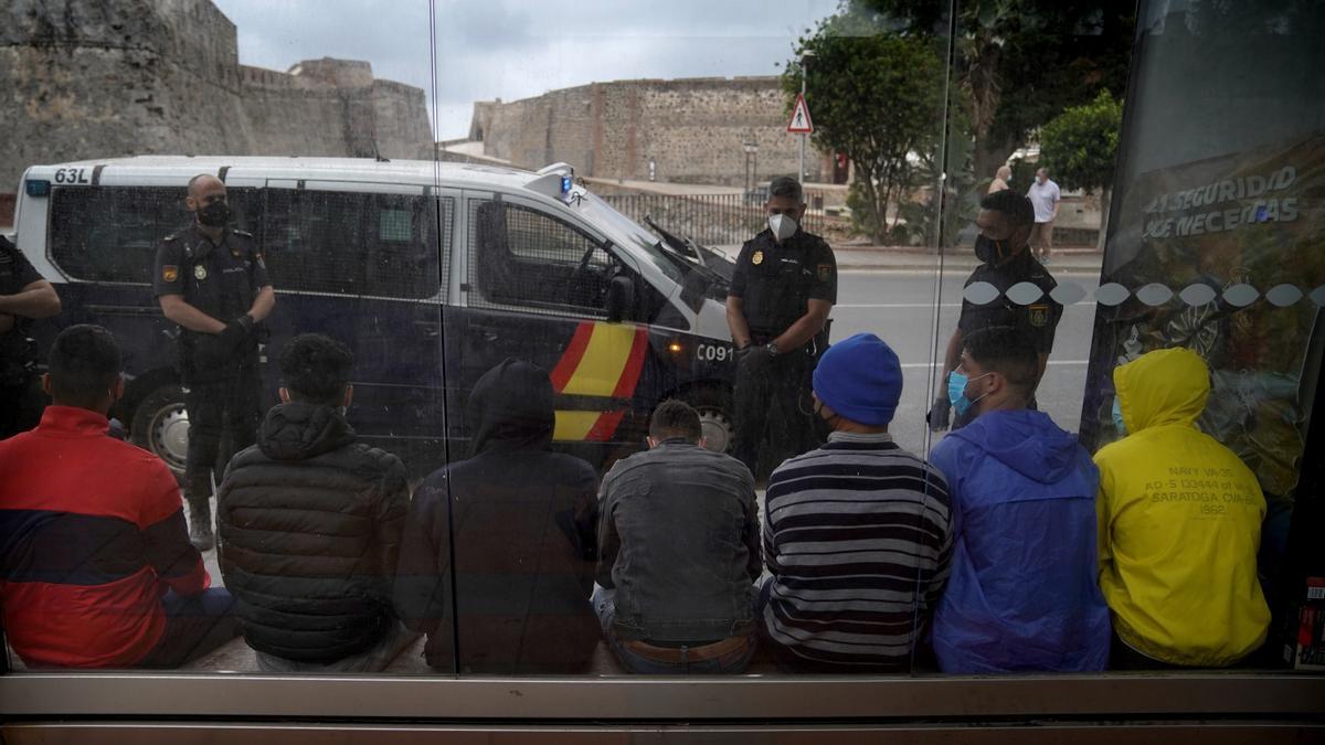 Detenidos decenas de migrantes en Ceuta para identificarlos y hacerles PCRs