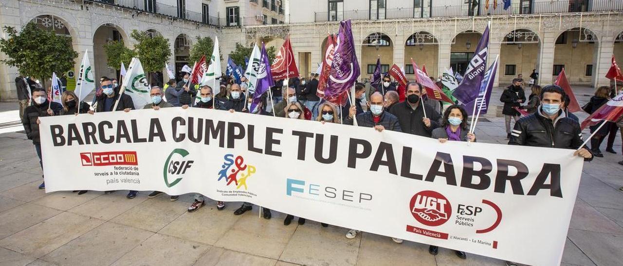 ALICANTE.- PROTESTA DE FUNCIONARIOS FRENTE AL AYUNTAMIENTO DE ALICANTE