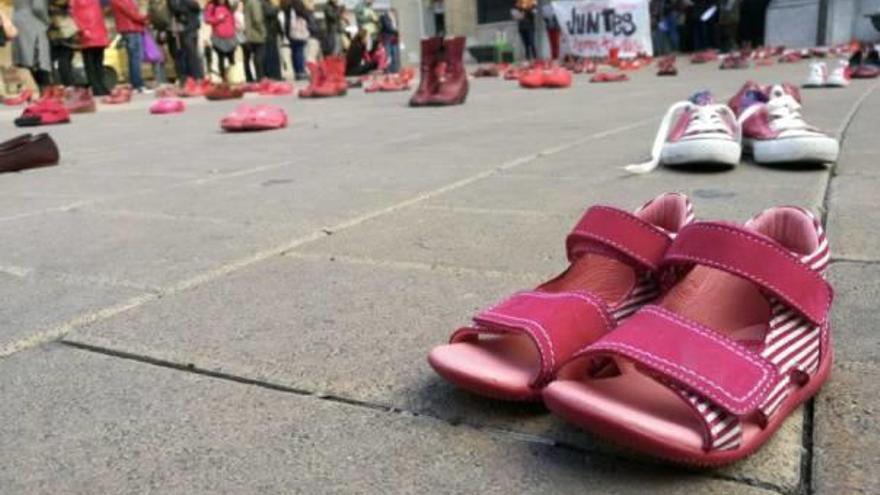 Les sabates vermelles al mig de la plaça, l&#039;acte de sensibilització d&#039;Igualada