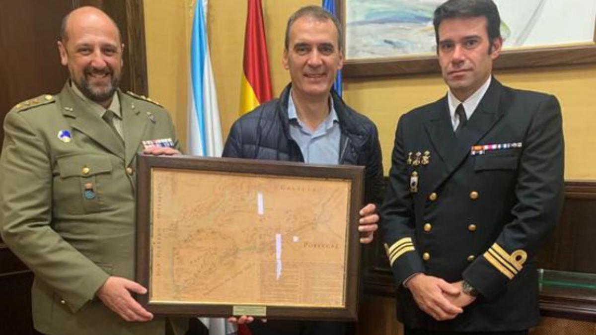 El alcalde recibe el mapa. |  // D.P
