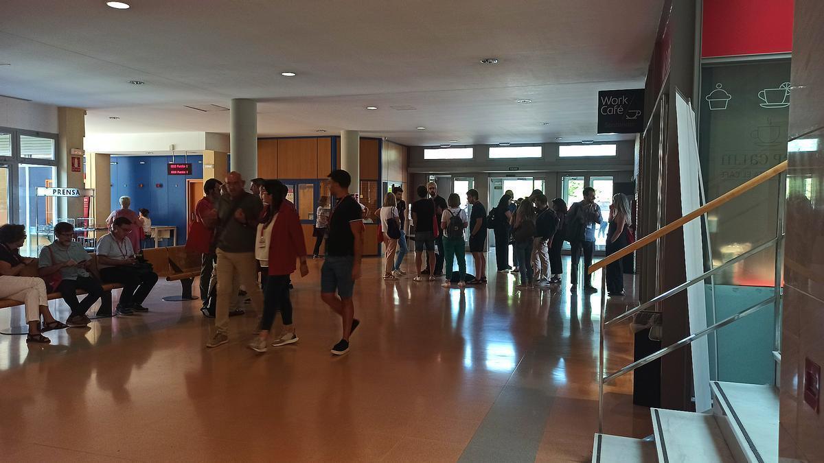 Alumnos y profesores de la Universidad de La Rioja pasean por los pasillos durante la primera semana de clases. /