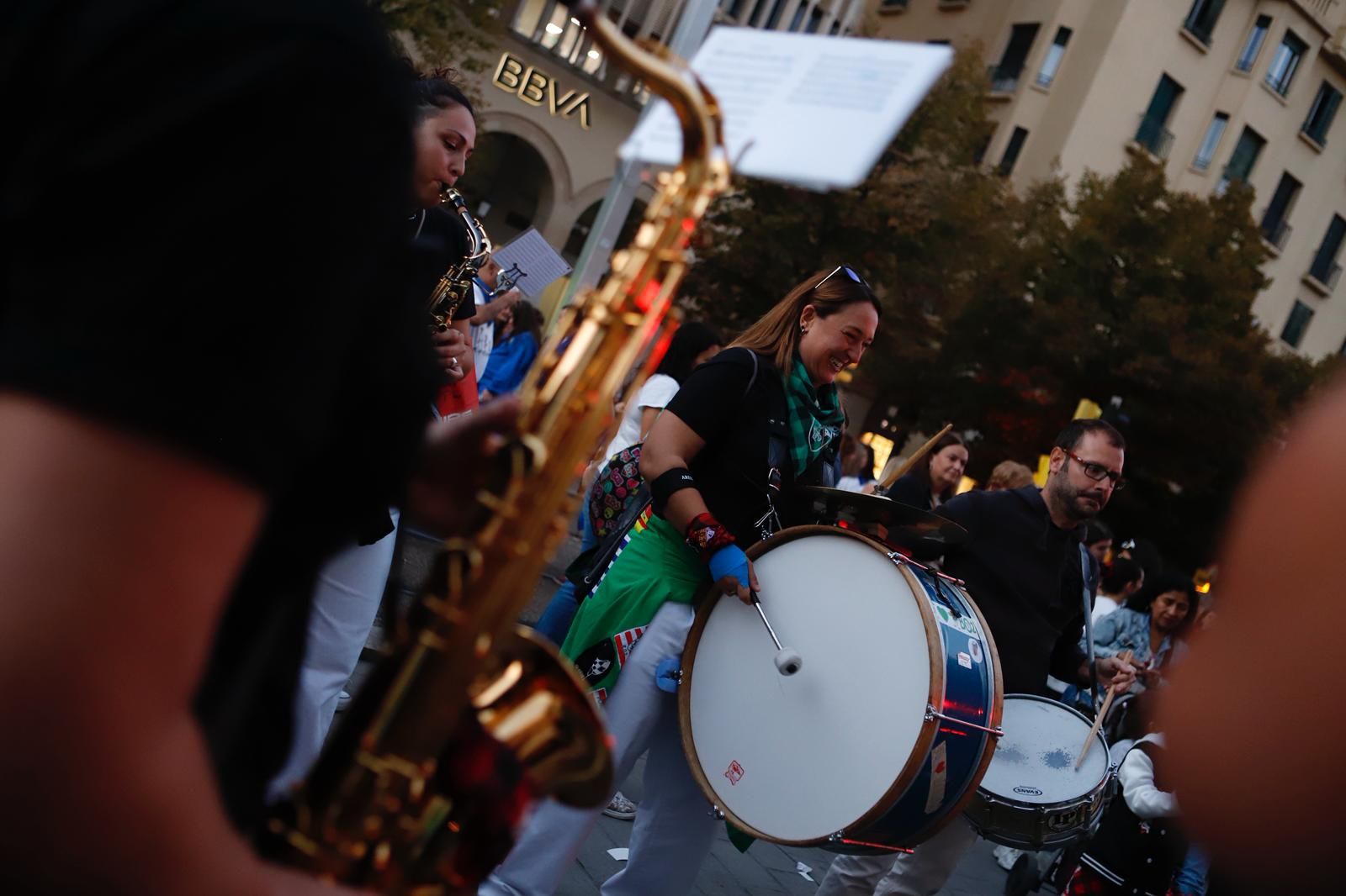 En imágenes | Las peñas de Zaragoza invaden el centro para el maratón de charangas