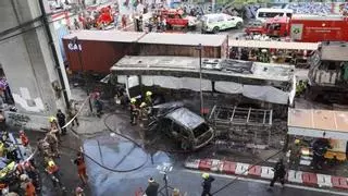 Al menos 8 muertos y 25 heridos tras choque de tren y autobús que se incendió en Bangkok