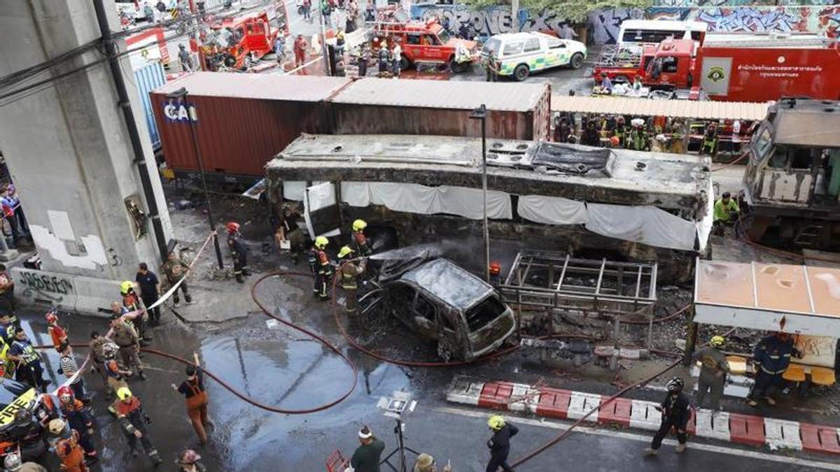 Al menos 8 muertos y 25 heridos tras choque de tren y autobús que se incendió en Bangkok