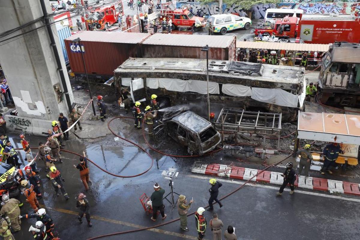 Imágenes del accidente entre un tren y un autobús en Bangkok, que ha dejado al menos ocho muertos y 25 heridos después de que el vehículo se incendiara tras el impacto.