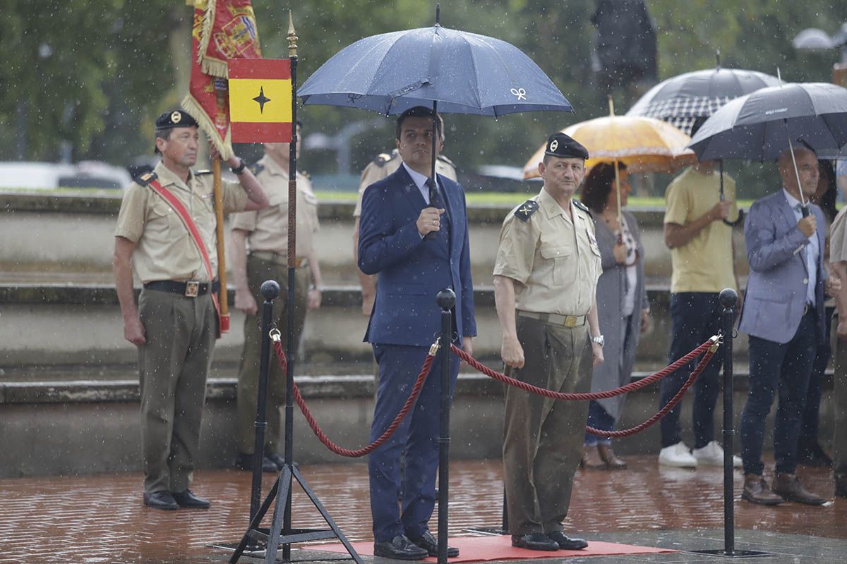 Izado de Bandera en la plaza de España de Córdoba