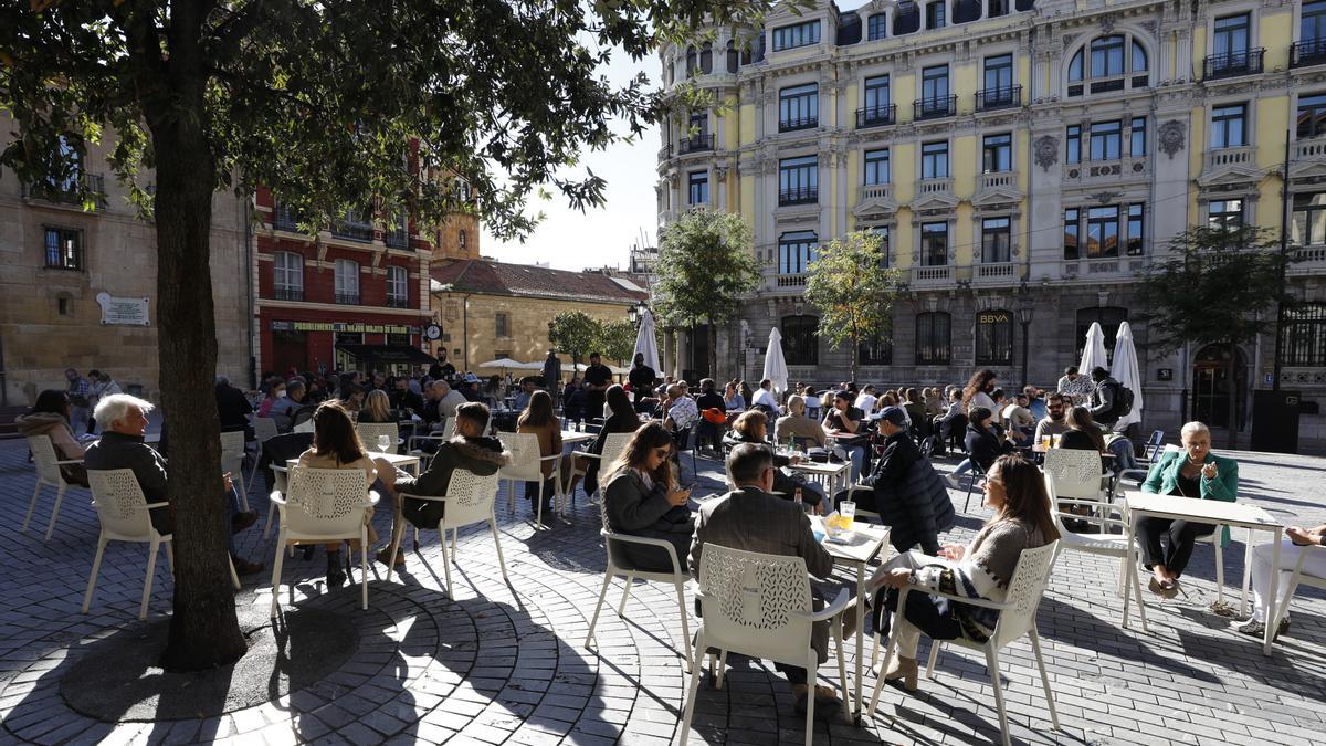 Clientes en una terraza del centro de Oviedo.