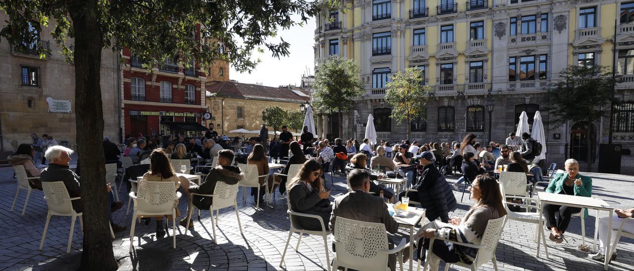 Clientes en una terraza del centro de Oviedo.