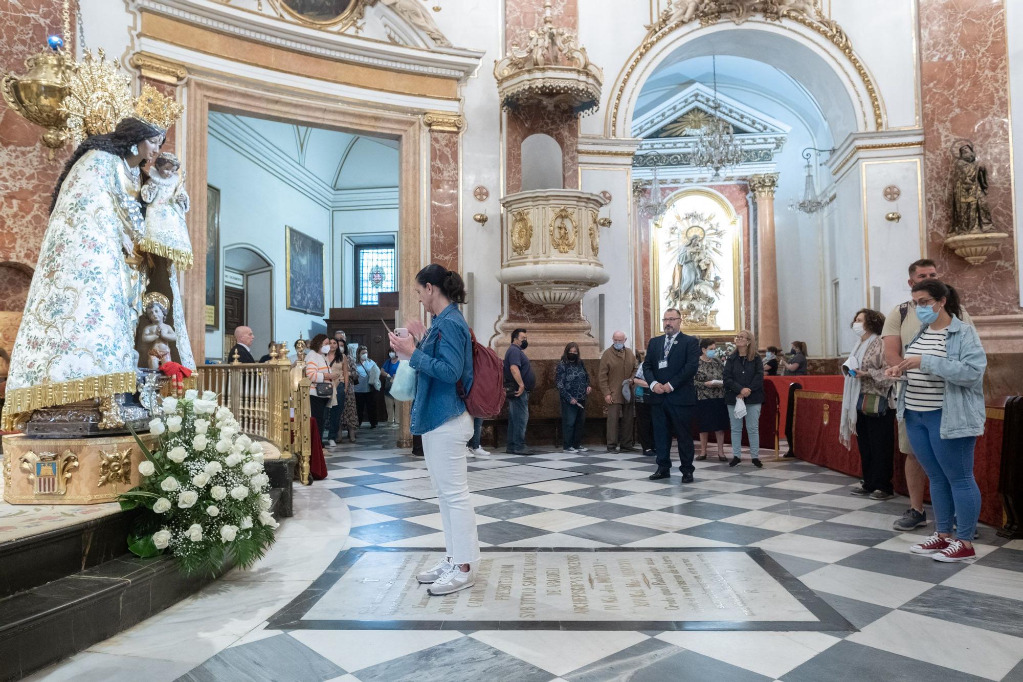 Colas desde primera hora en el Besamanos a la Virgen