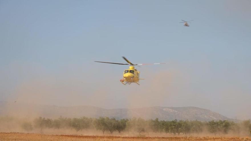 Uno de los helicópteros que trabajan en las labores de extinción del fuego